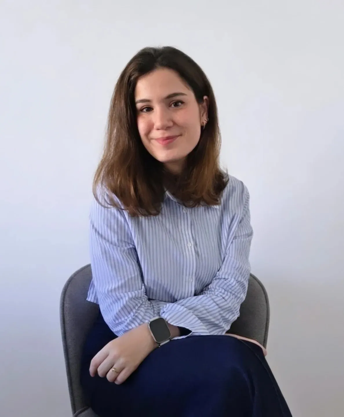 Mirian González, psicóloga, sentada y sonriendo